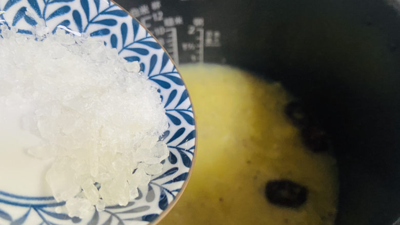 银耳小米粥,加入冰糖搅拌均匀即可食用