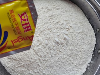 高压锅版的梅干菜肉烤饼,面粉中倒入酵母粉