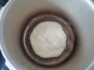 高压锅版的梅干菜肉烤饼,高压锅烧热，底部刷一层油，放入饼胚盖上盖子焖7分钟，全程用最小火