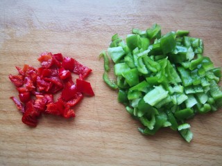 茄子炖土豆,青红椒清洗干净切成小丁