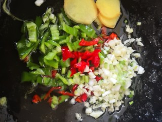 茄子炖土豆,锅留底油，放入葱姜蒜青红椒炒出香味