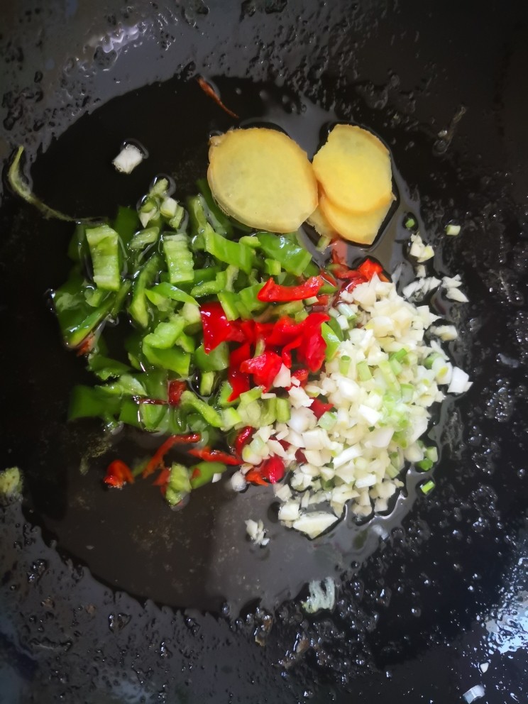 茄子炖土豆,锅留底油，放入葱姜蒜青红椒炒出香味