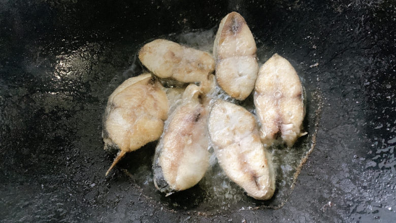 鲅鱼炖豆腐,如果煎上30s左右再翻面煎，切勿一入锅就翻面，那样鱼肉还没定型也比较容易散。然后双面变的干爽即可出锅备用，可以不用煎全熟，因为还要回锅炖煮。