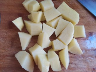 茄子炖土豆,土豆削皮切块