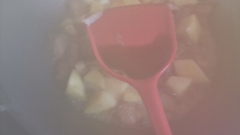 茄子炖土豆,加入一勺生抽翻炒均匀
