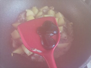 茄子炖土豆,加入2勺蚝油