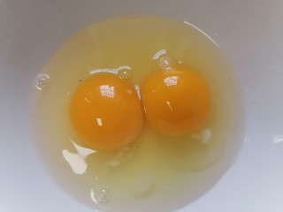银鱼炖蛋,将鸡蛋磕入碗中