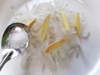 银鱼炖蛋,给银鱼加少许盐并放入姜丝去腥