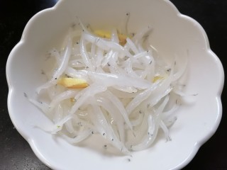 银鱼炖蛋,将腌制好的银鱼放入碗里