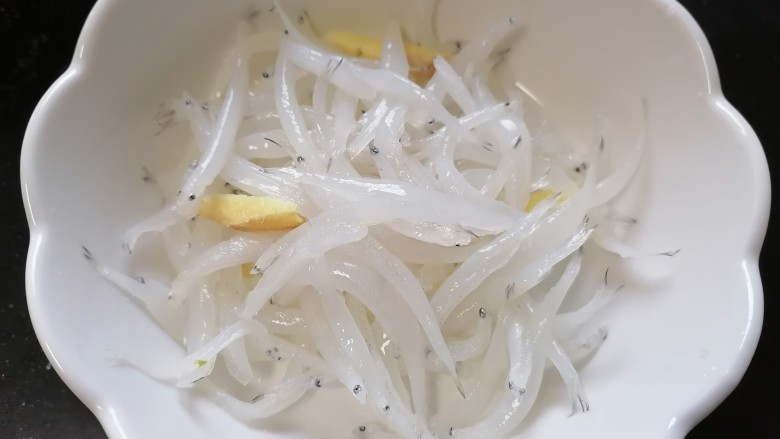 银鱼炖蛋,将腌制好的银鱼放入碗里