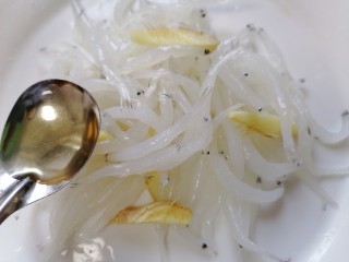 银鱼炖蛋,加入一勺黄酒将银鱼腌制十五分钟