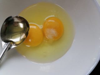 银鱼炖蛋,加入一勺黄酒去腥