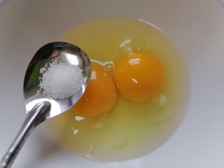 银鱼炖蛋,加入适量盐调味