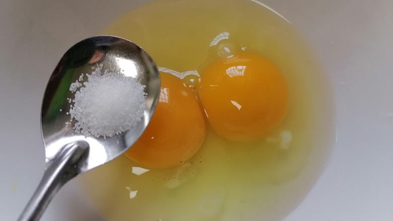 银鱼炖蛋,加入适量盐调味