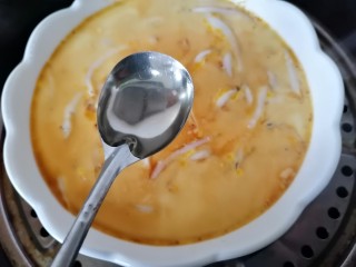 银鱼炖蛋,加入一勺油再蒸三分钟左右即可出锅