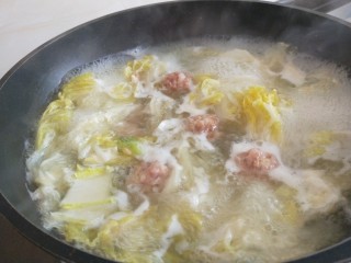 白菜丸子汤,煮两分钟左右加盐。