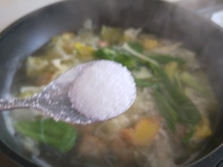 白菜丸子汤,加入味精。