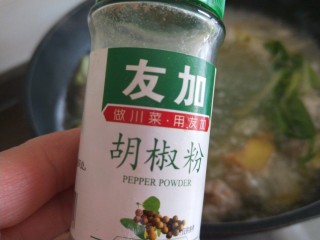 白菜丸子汤,加入白胡椒。