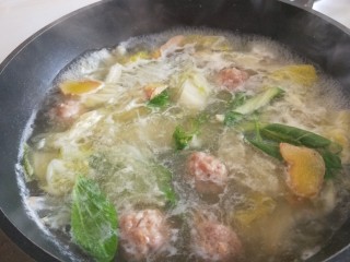 白菜丸子汤,做好了撒上香菜。