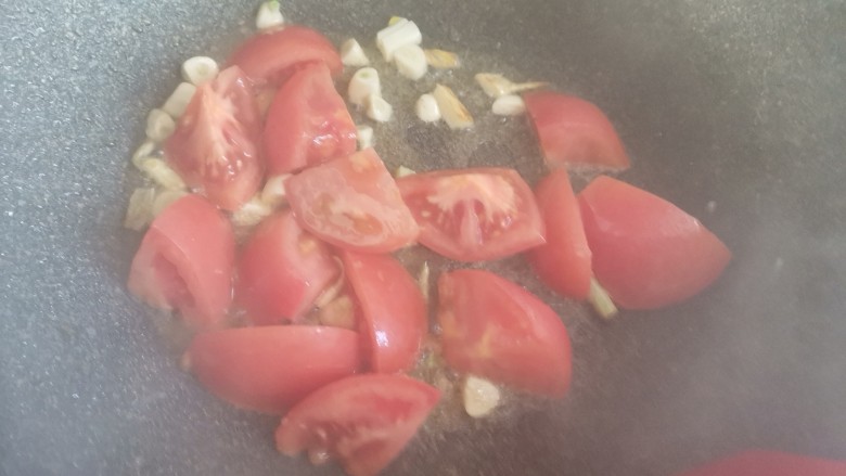 番茄花菜,下西红柿翻炒片刻