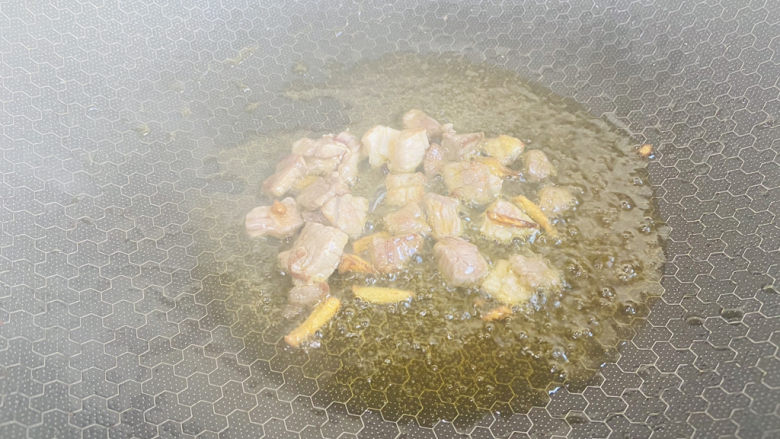 茄子粉丝煲,起油锅放入姜丝爆香，放入猪肉翻炒至变色