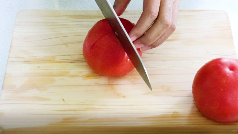 番茄牛肉粥,在番茄底部划开十字