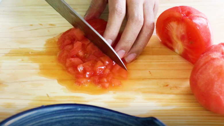 番茄牛肉粥,去皮后的番茄切碎成丁