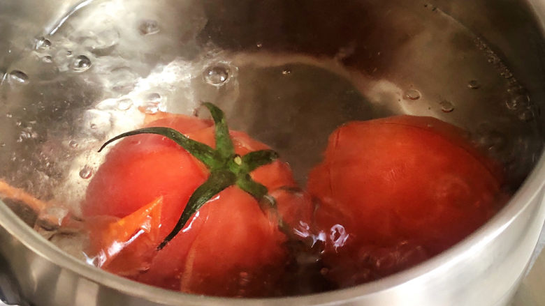番茄花菜,水开后，番茄入锅焯烫三十秒，捞出