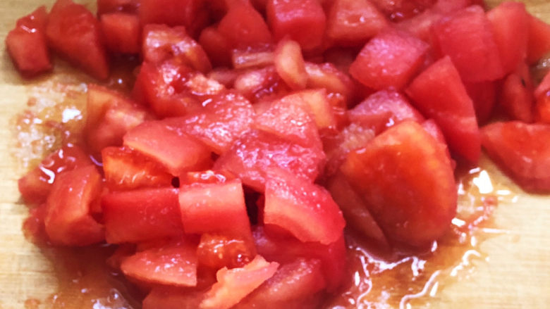 番茄花菜,番茄切成小丁