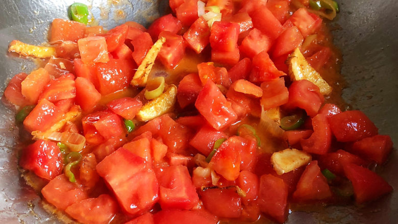 番茄花菜,先下入番茄丁煸炒至软烂
