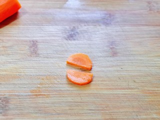 肉末蒸茄子,胡萝卜去皮切薄片，再从中间切开，如图，放旁边备用。