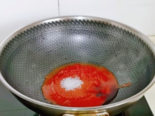 肉末蒸茄子,将番茄酱倒入锅中，加入白砂糖，1小勺生抽。