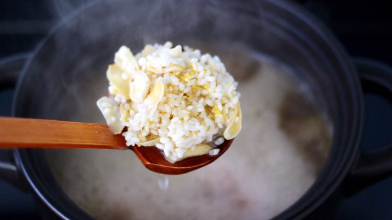 腊八粥,加入所有浸泡好的米类和百合。