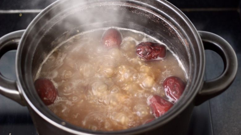 腊八粥,继续中火煮沸后，转小火炖煮至米汤汁变得越来越浓稠时。