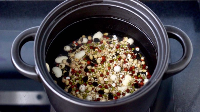 腊八粥,砂锅里倒入适量的清水，先放入浸泡好的豆类。