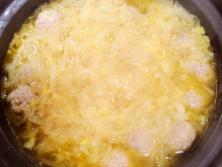 白菜丸子汤,盖砂锅盖，小火炖煮5分钟。