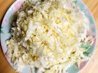 白菜丸子汤,白菜切细丝儿待用。