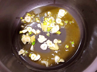 白菜丸子汤,锅中倒入少许油，加入葱姜蒜爆香。