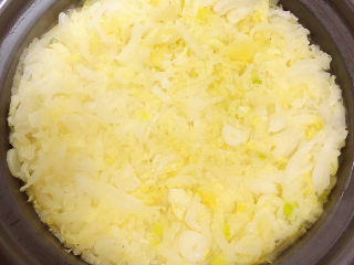 白菜丸子汤,加入水，烧开锅。
