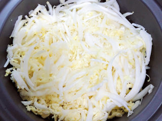 白菜丸子汤,放入白菜丝儿。
