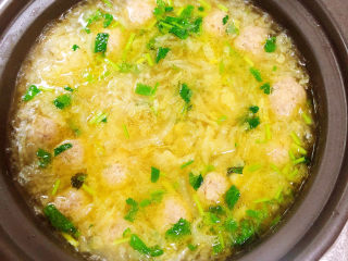 白菜丸子汤,出锅前撒上香葱和香菜末。