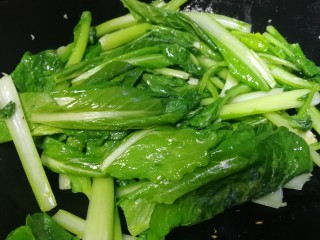 蒜蓉小白菜,再放小白菜叶，文火翻炒均匀。