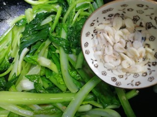 蒜蓉小白菜,放入洗干净的虾皮增鲜，文火炒匀。