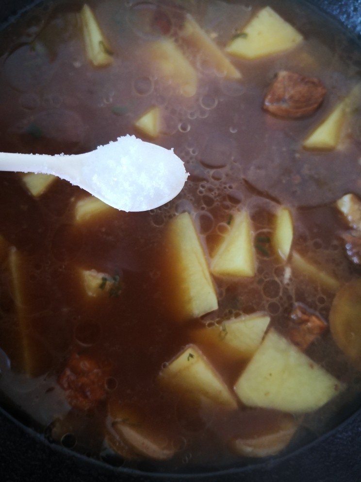 红烧土豆排骨,放入1小勺盐，盖上锅盖继续炖15分钟