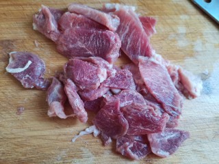 莲藕炒肉片,猪肉洗干净切薄片