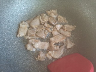 莲藕炒肉片,起锅烧油，下入猪肉翻炒至变色