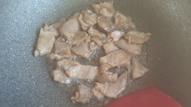 莲藕炒肉片,起锅烧油，下入猪肉翻炒至变色