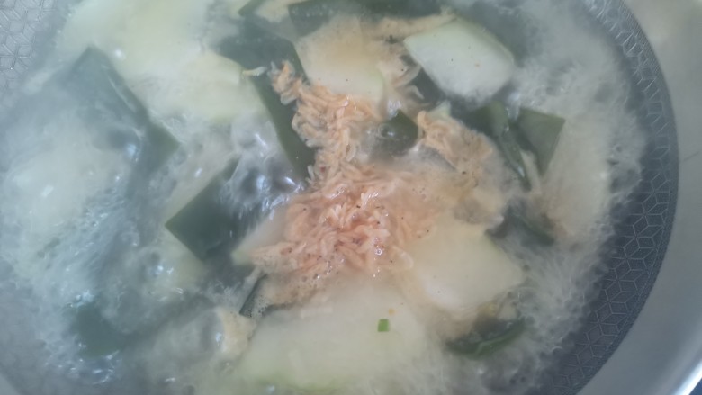 冬瓜海带汤,下入虾皮翻拌均匀