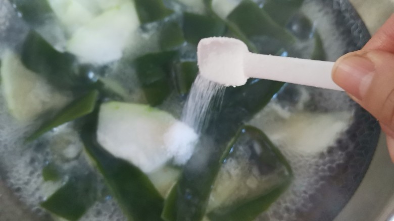 冬瓜海带汤,加入适量的盐调味