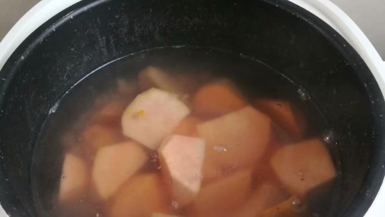 家乡的美食~~番薯煲芥菜,锅内加入芡实和姜末，煲15分钟